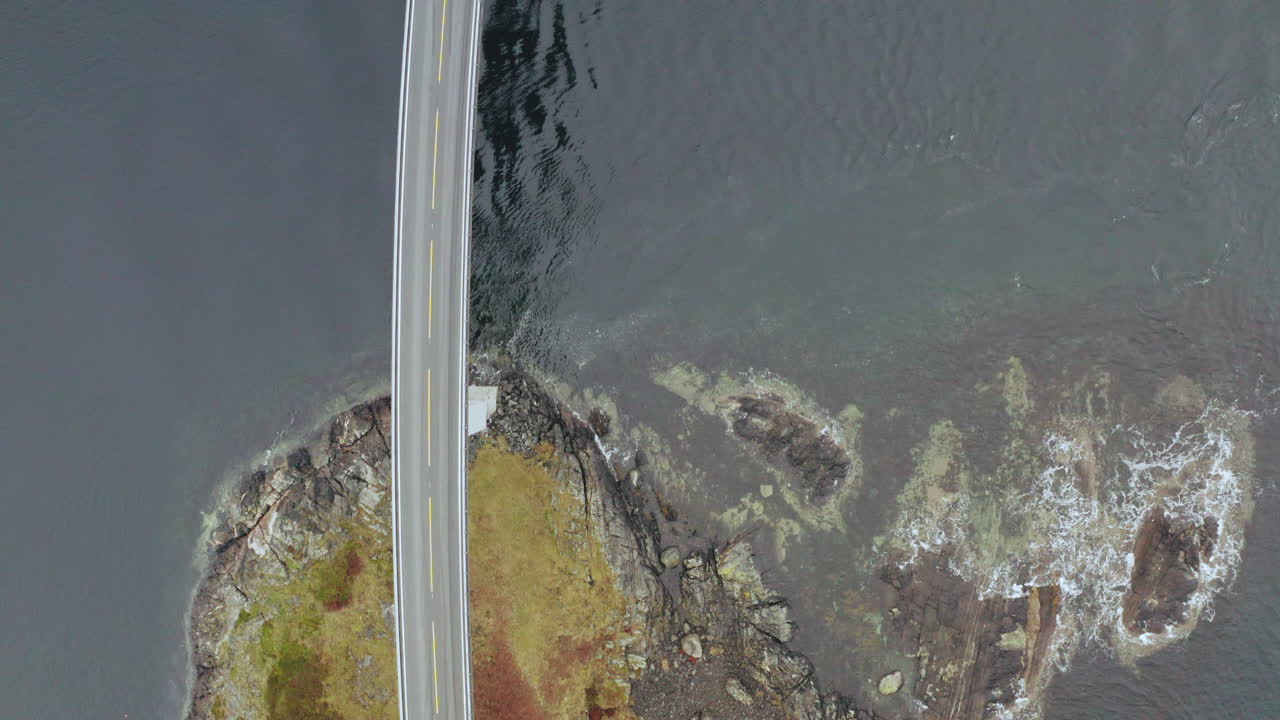 vista de tiro de drone sobre el famoso puente en la carretera del océano atlántico en noruega