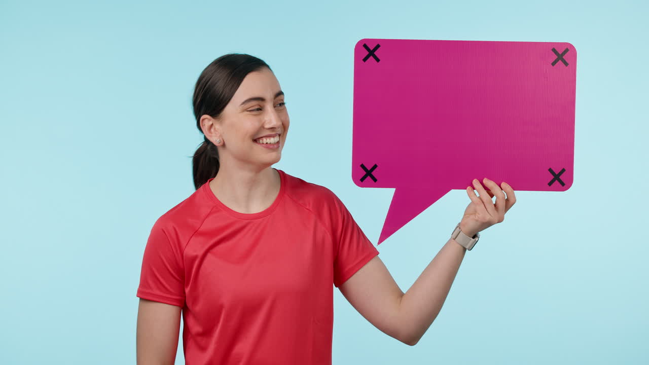 feliz, mujer y cara con burbuja de habla