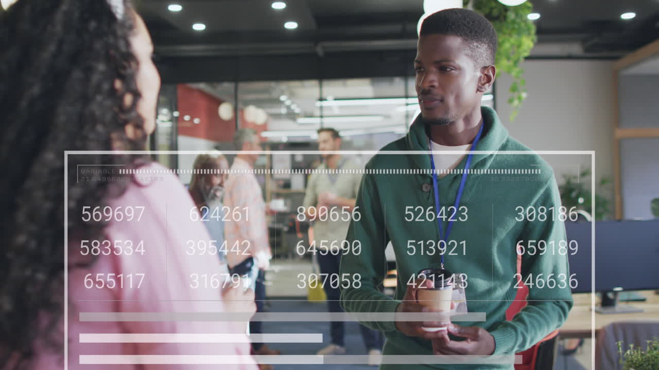 animación del gráfico, carga de barras y cambio de números, diversos compañeros de trabajo discutiendo durante el descanso