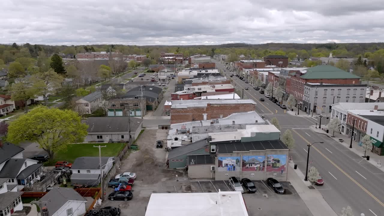 Sentrum Marshall, Michigan med dronevideo som beveger seg fra venstre til høyre