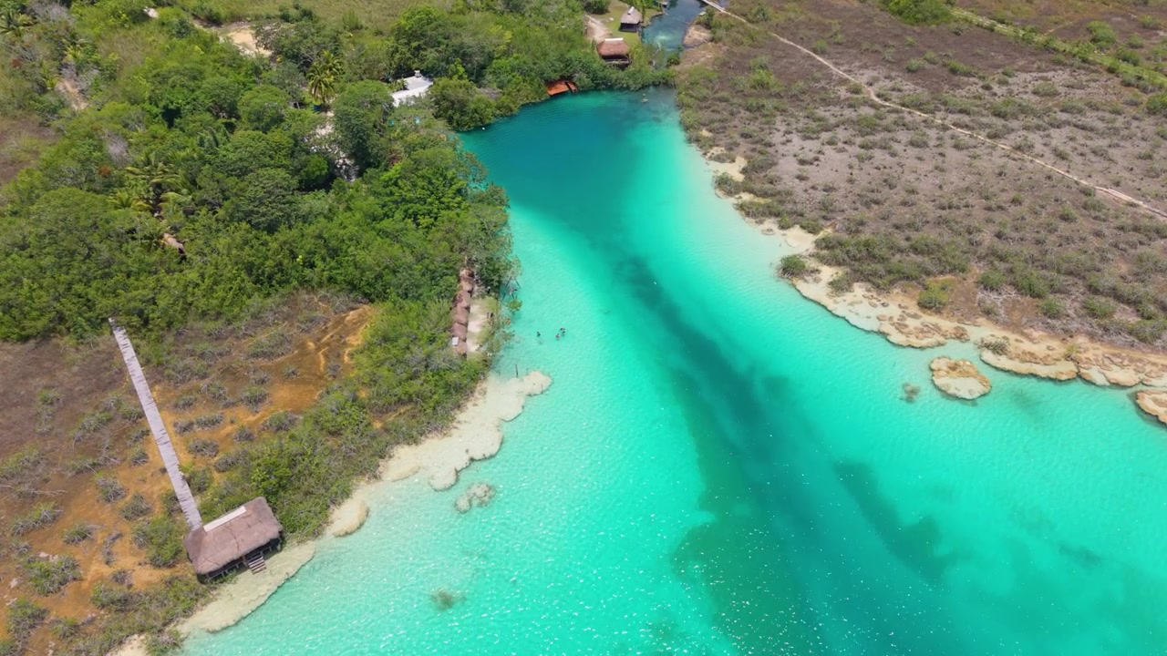Vista aerea con drone ad alta quota della Laguna Bonanza nel sud di Bacalar, Messico.