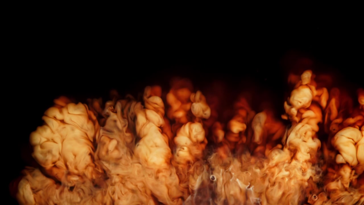 Inchiostro cremoso che si mescola in movimento rallentato in un liquido scuro