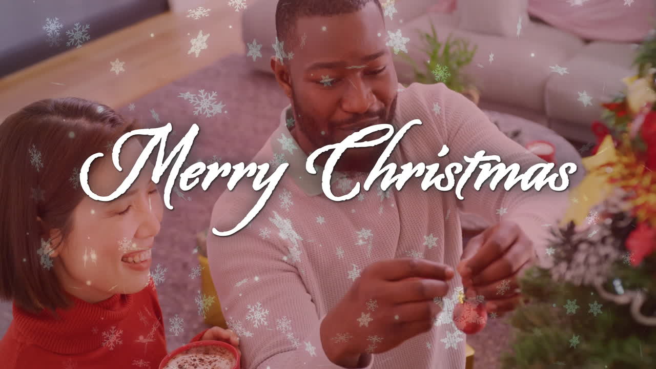 animación de texto de feliz navidad sobre personas que decoran el árbol de navidad con adornos