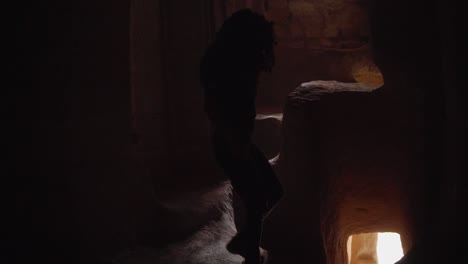 Una-Mujer-Está-Bajando-Las-Escaleras-Dentro-De-Las-Casas-Cueva-En-Capadocia,-Turquía
