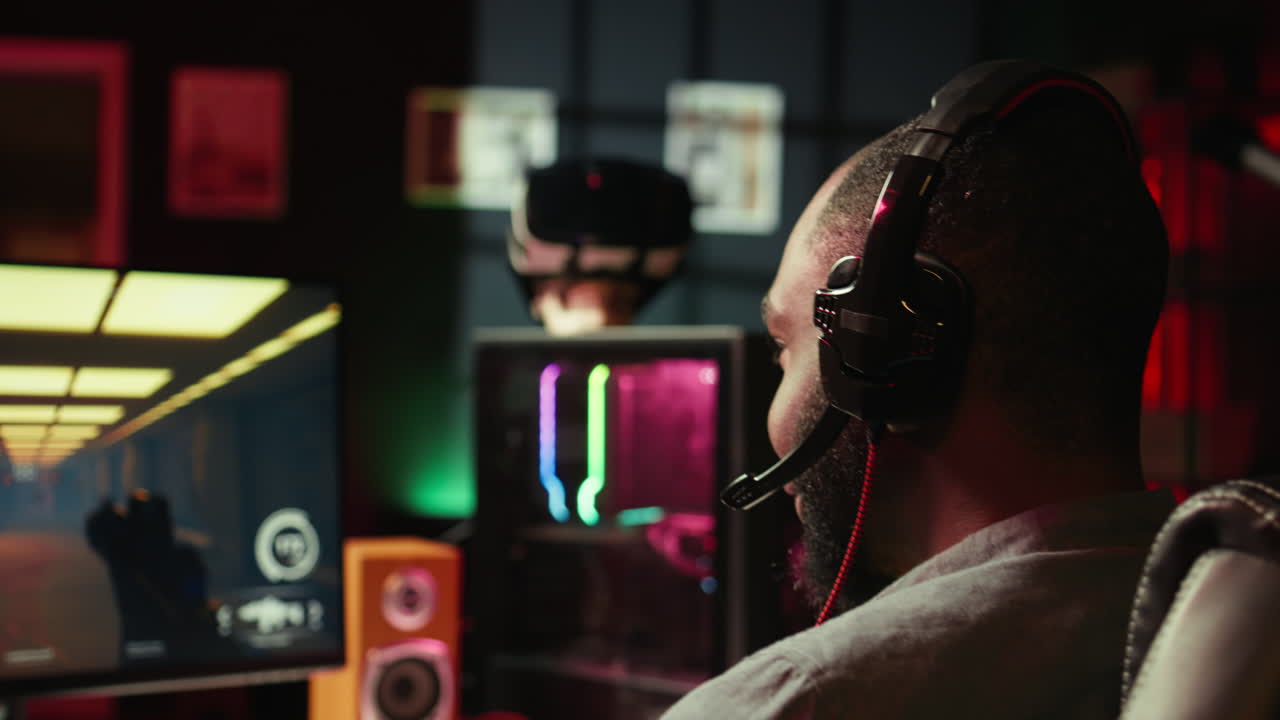 hombre riendo mientras juega en la pc de juegos, hablando con amigos