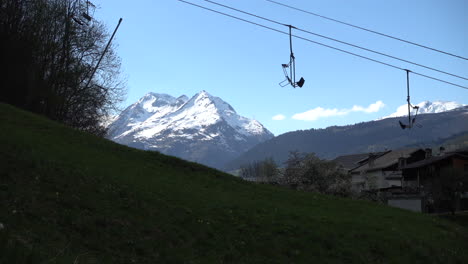 Sonnige-Schneebedeckte-Berglandschaft-In-Den-Französischen-Alpen-Mit-Skiliften-Im-Vordergrund