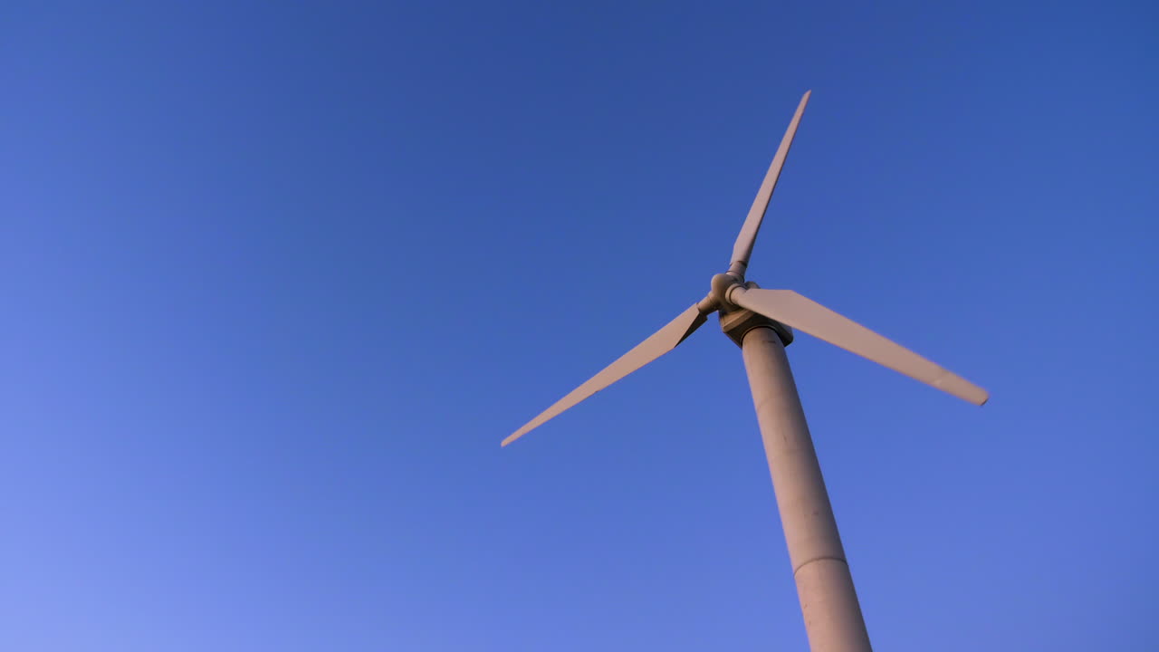 일몰 시 풍차 회전, 청정 재생 에너지를 생성하는 풍력 터빈