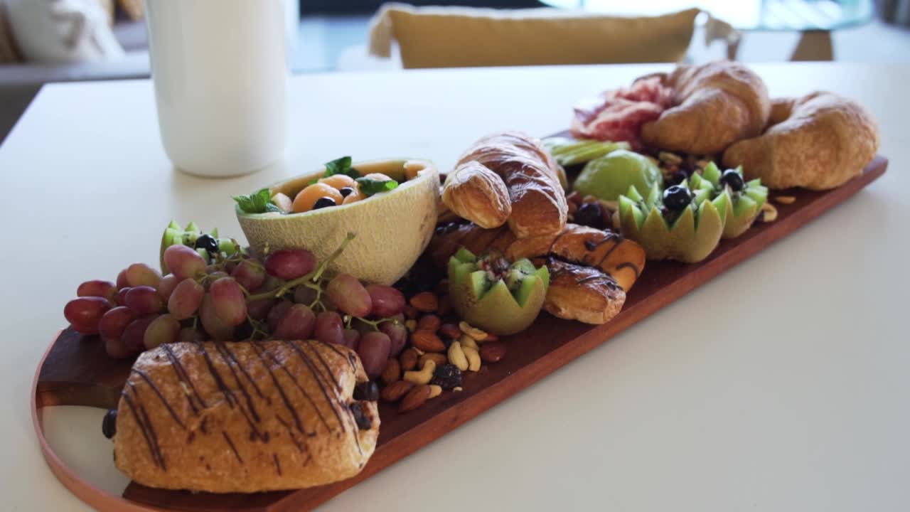 fuente de desayuno continental para los huéspedes de una propiedad vacacional de lujo