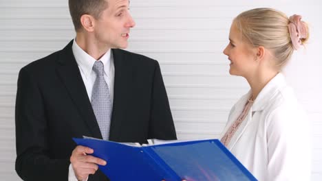 dos personas de negocios hablan de estrategia de proyecto en la oficina