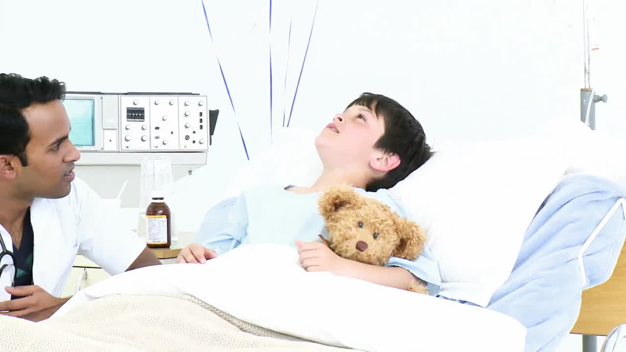 병원에서 회복 중인 작은 소년의 파노라마 한 민족 의사와 대화