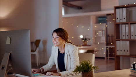 mujer feliz ganando en la computadora para el éxito