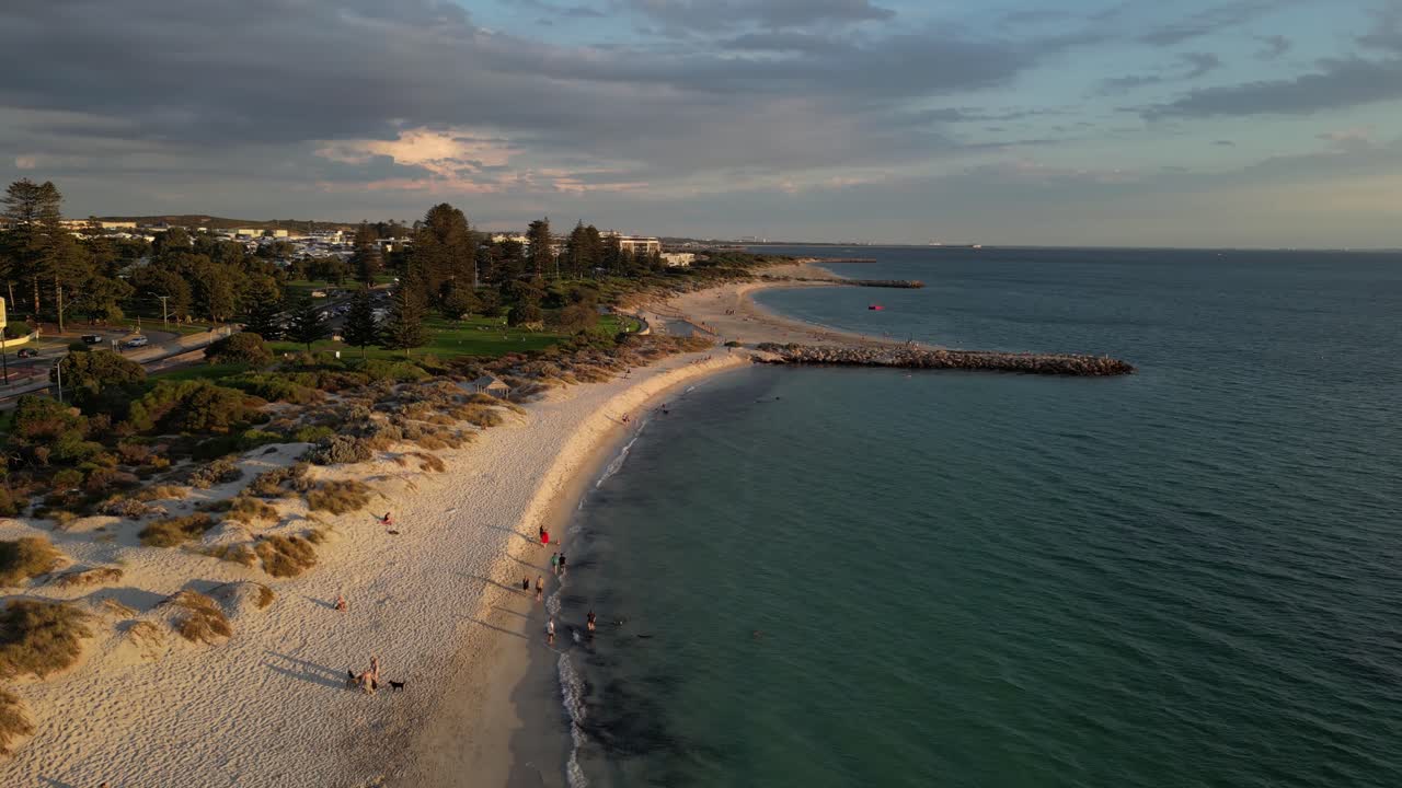 vuelo de avión no tripulado al atardecer sobre south beach en fremantle, australia occidental