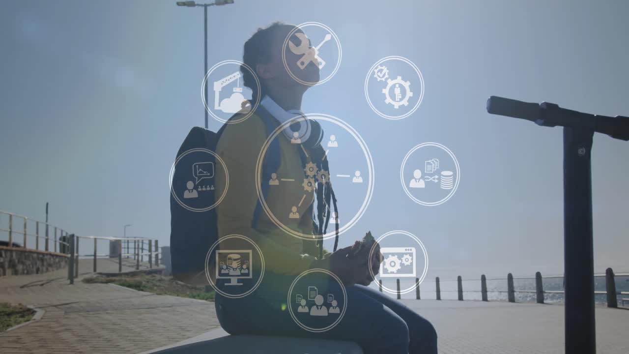 animación de iconos tecnológicos sobre una mujer comiendo sándwich en un paseo marítimo