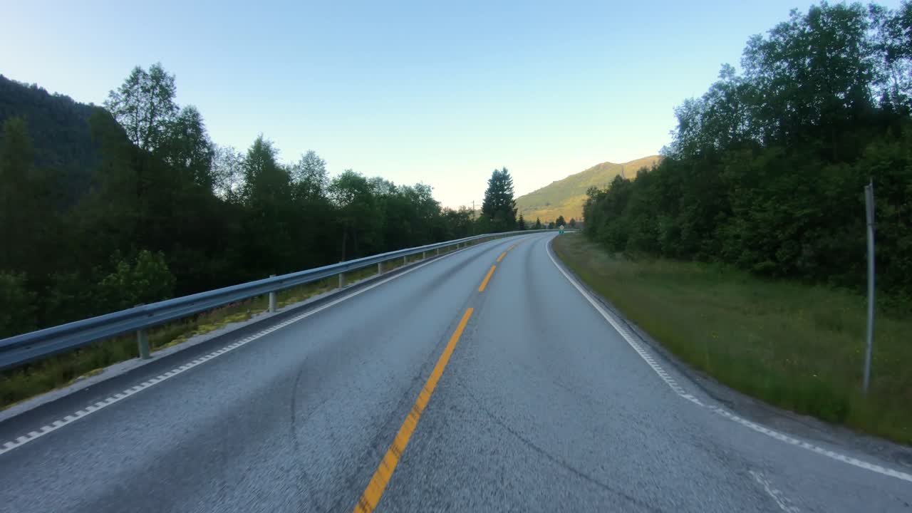 Punto di vista dal veicolo. Guidare un'auto su una strada in Norvegia