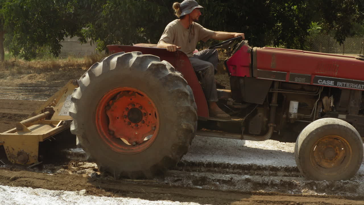 tractor modificando el campo con un implemento, estableciendo la toma de un accesorio de tractor trabajando
