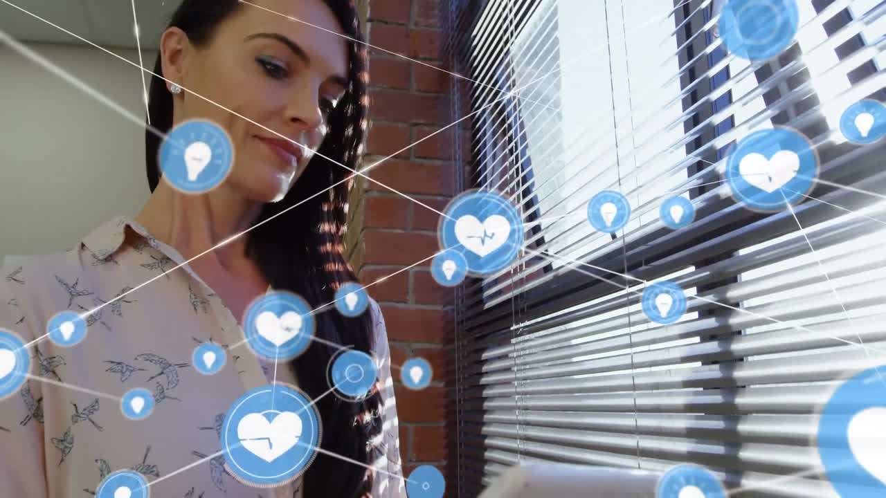 red de iconos digitales contra una mujer de negocios caucásica que usa tableta digital en la oficina