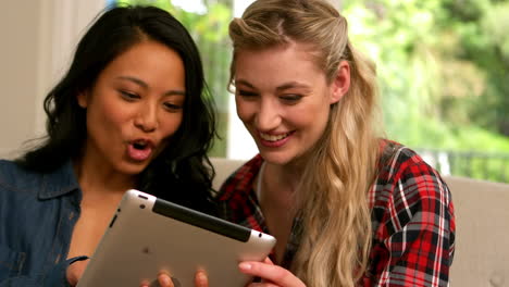 Mujeres-Sonrientes-Usando-Tableta