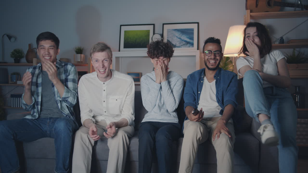 친구들이 집에서 tv를 보고 있습니다.