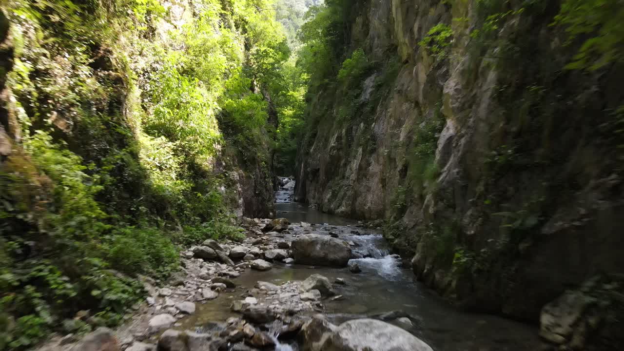 cañón río drone aéreo