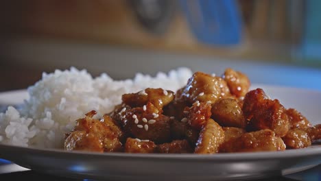 Delicioso-Pollo-Con-Ajo-Y-Miel-Espolvoreado-Con-Semillas-De-Sésamo-Y-Servido-Con-Arroz-Blanco