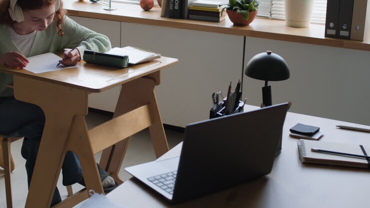 adolescente estudando on-line