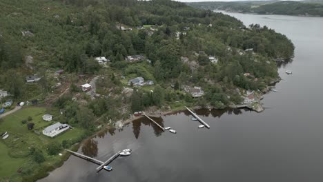 Aerial-view-of-lakeshore-homes,-docks,-boats-in-Swedish-countryside