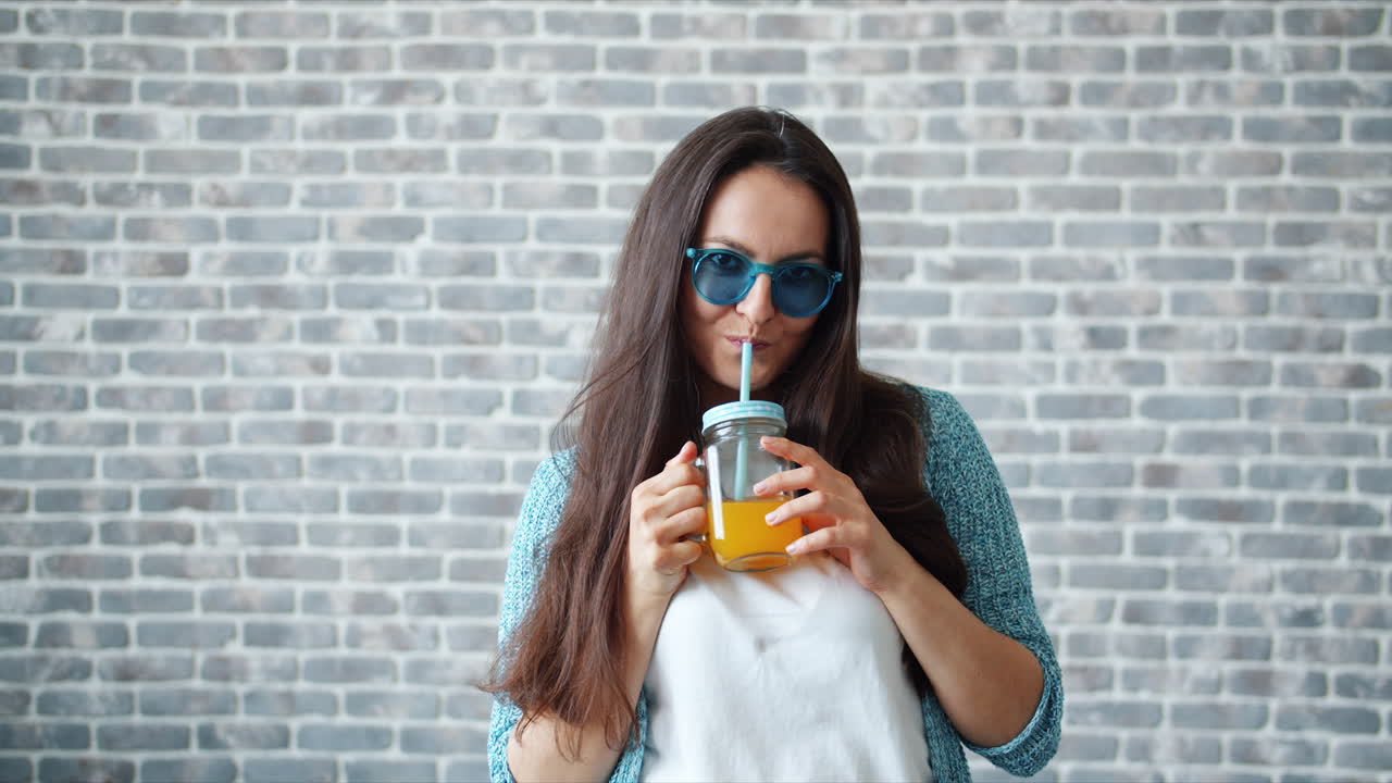 Mujer bebiendo jugo de naranja