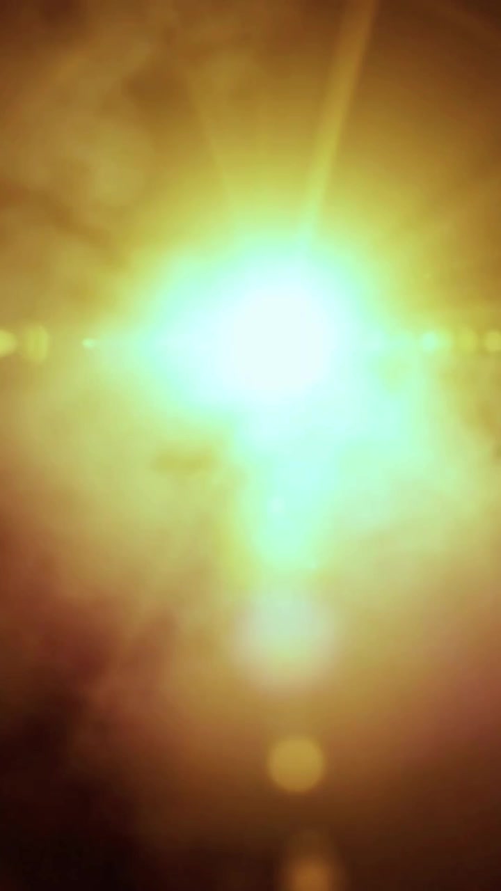 Bagliore di luce dorata brillante con fumo atmosferico