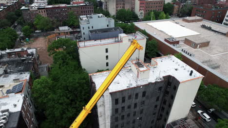 Vista-Aérea-Alrededor-De-Una-Grúa-De-Construcción-En-Un-Sitio-De-Proyecto-Urbano-En-Nueva-York,-Estados-Unidos