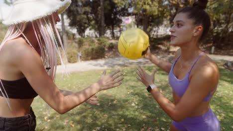dos mujeres haciendo ejercicio al aire libre
