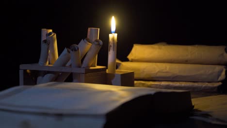 libro de época histórica a la luz de las velas.