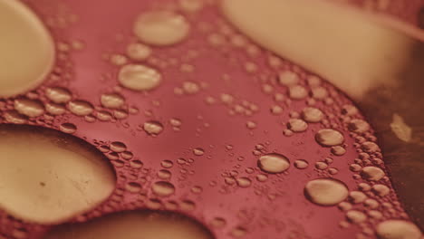 un primerísimo plano de líquido viscoso abstracto lleno de pequeñas burbujas