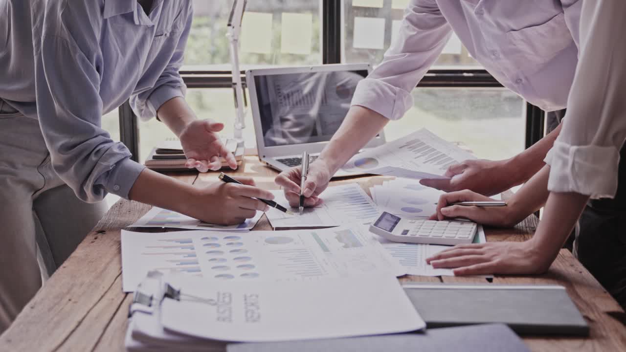 창의적인 젊은이 비즈니스 브레인 스토밍 회의 비즈니스 계획 디자인 아이디어