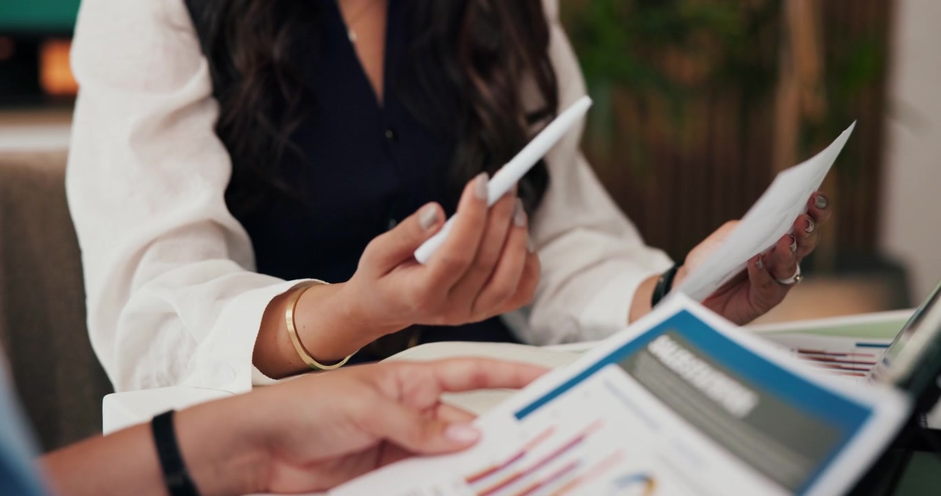 Profesionales de negocios revisando gráficos financieros en una reunión de oficina
