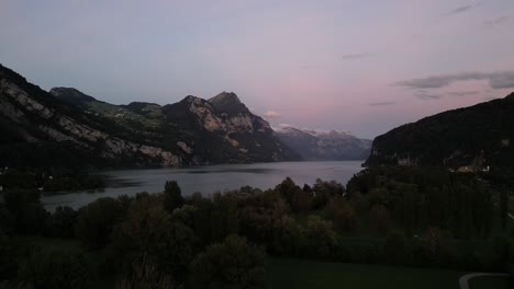 Ein-Wunderschöner-Rosa-Himmel-überblickt-Den-Epischen-Walensee,-Umgeben-Von-Bergalpen