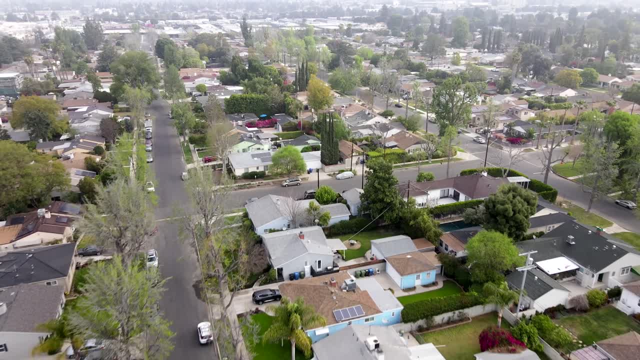 perspectiva de drones sobre el distrito de la ciudad de van nuys, los angeles