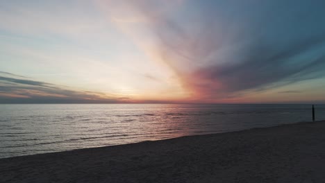 Wunderschöne-Luftaufnahme-Der-Ostseeküste-An-Einem-Sonnigen-Abend-In-Bernati,-Lettland