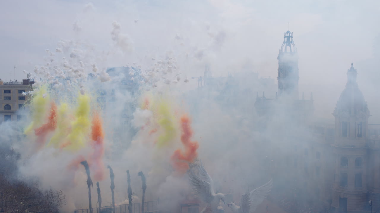 Ripresa aerea della tradizionale festa di fuochi d'artificio al municipio chiamata Fallas, Valencia, Spagna.