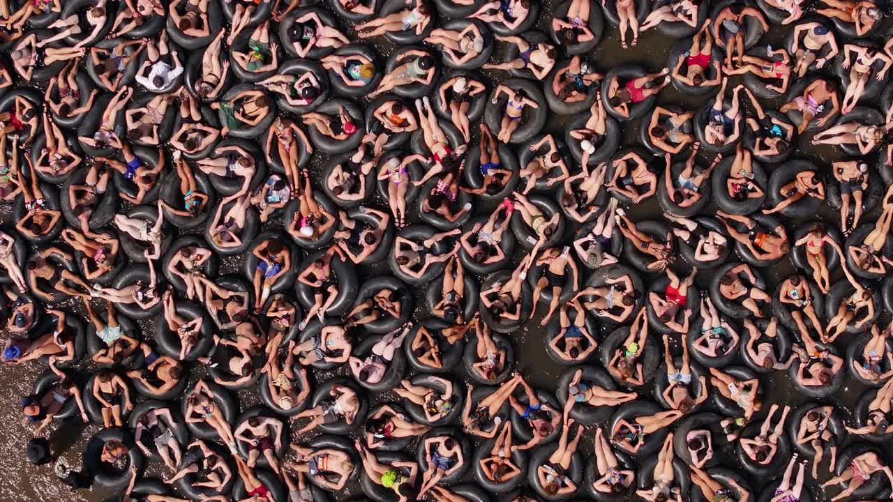 Emozionante tubing e bevande per backpacker sul fiume Pai, Pai