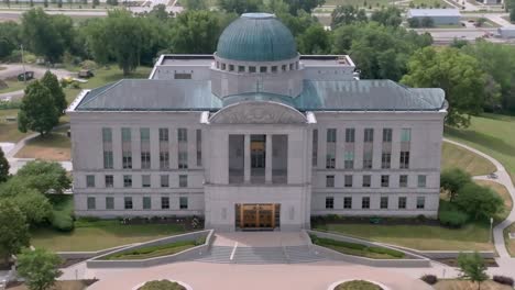 Edificio-De-La-Corte-Suprema-De-Iowa-En-Des-Moines,-Iowa-Con-Video-De-Drone-Tirando-Hacia-Atrás-E-Inclinando-Hacia-Arriba