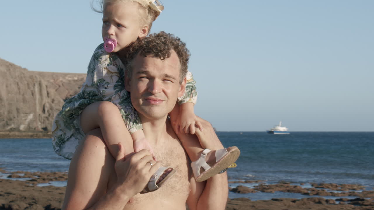 아빠 어깨는 여행하는 가장 좋은 방법입니다.