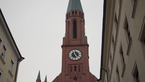 Torre-Del-Reloj-En-La-Iglesia-Bautista-De-St-Johann,-Este-De-Munich,-Alemania