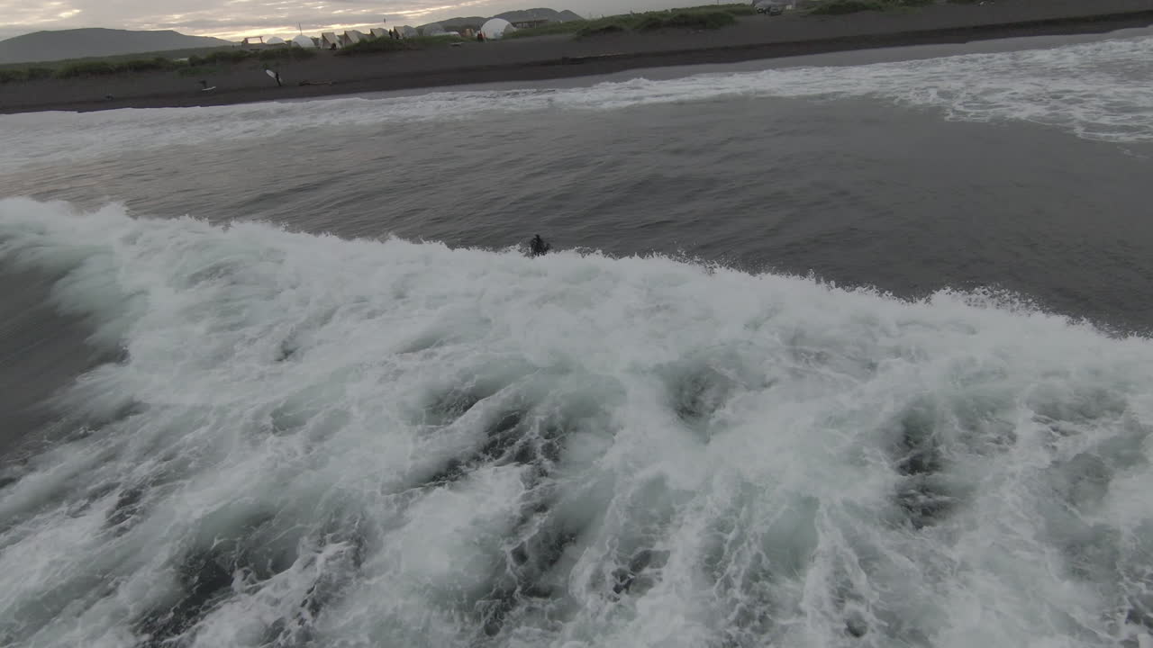 surfeando en un tiempo nublado