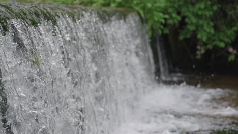 presa en el río, cerca del río en el japón rural