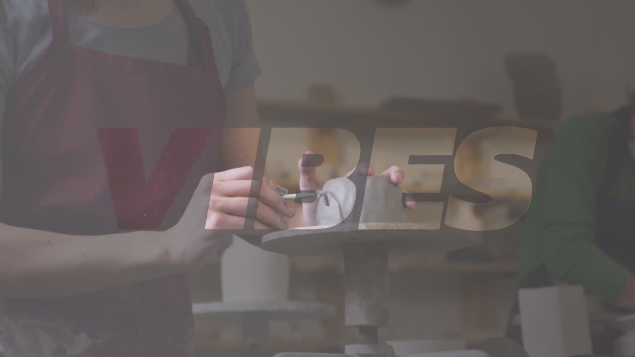 카우카스인 남자가 도자기를 형성하는 바이브 텍스트의 애니메이션