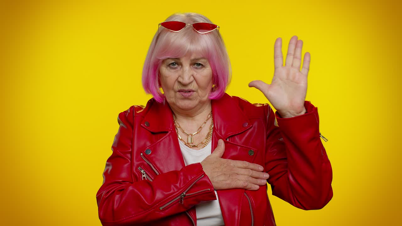 sinceramente responsable abuela mayor mujer jura ser honesto decir la verdad levantando la mano para tomar el juramento