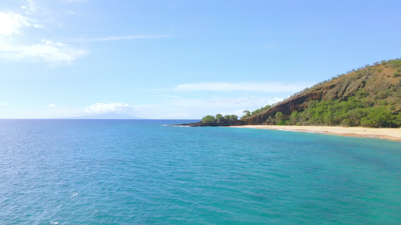 마우이 섬 하와이의 마케나 해변 근처 태평양의 잔잔한 파도 위를 날다