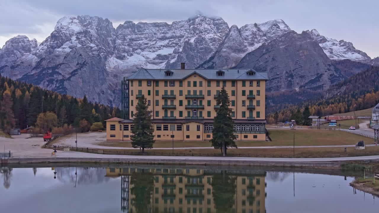 Drohnenansicht des Lago di Misurina mit Nadelwäldern, Dolomiten, Italien