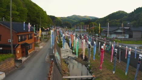 Serpentinas-De-Carpa-A-Lo-Largo-Del-Río-Para-El-Día-Del-Niño-En-Japón,-Vista-Aérea,-Ciudad-Otani