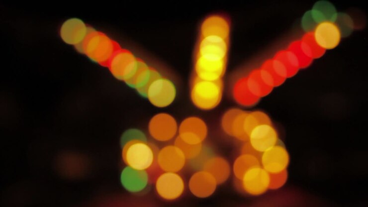 Luci sfocate e colorate di giostre e attrazioni fieristiche